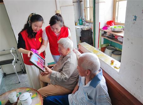 公司團委聯合北雀社區開展“留住時光 綻放微笑”公益拍照活動